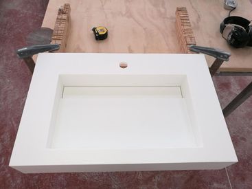 JIJ Solid Surface lavabo en fabricación en Krion